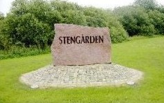 Stenen med navnet Stengården ved indkørslen